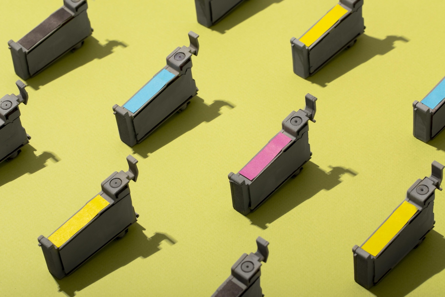 Tinteiros ciano, magenta e amarelo sobre fundo amarelo