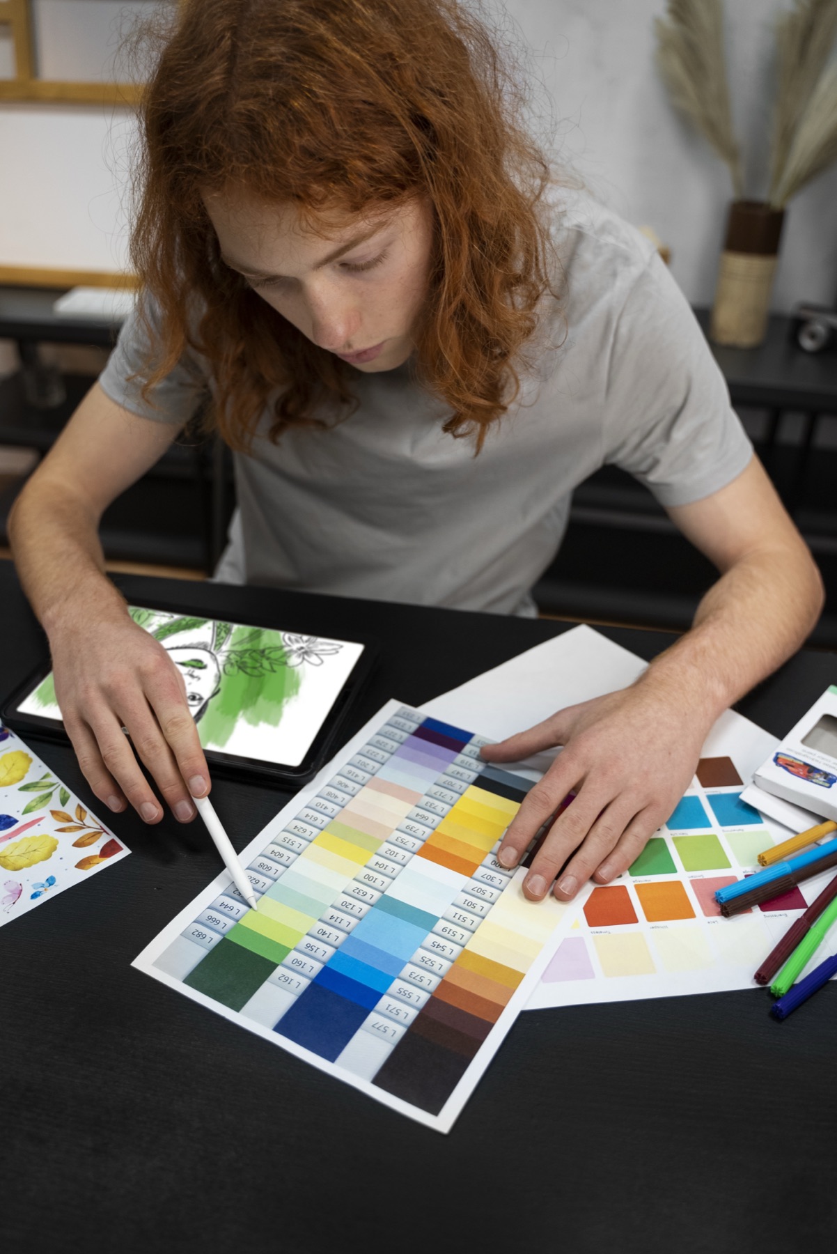 Designer a trabalhar com amostras de cor