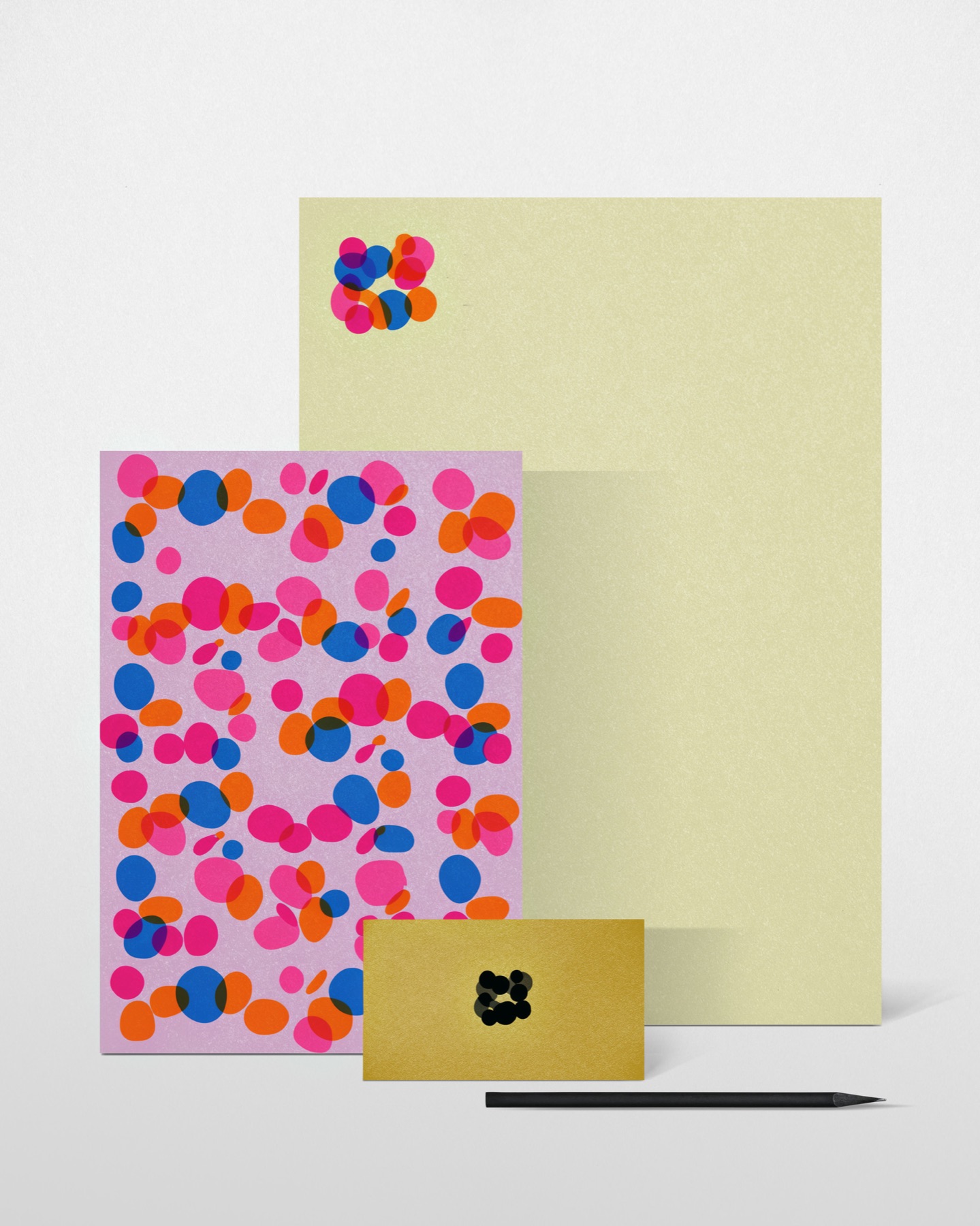 Papel de carta, padrão e cartão com marca de círculos coloridos
