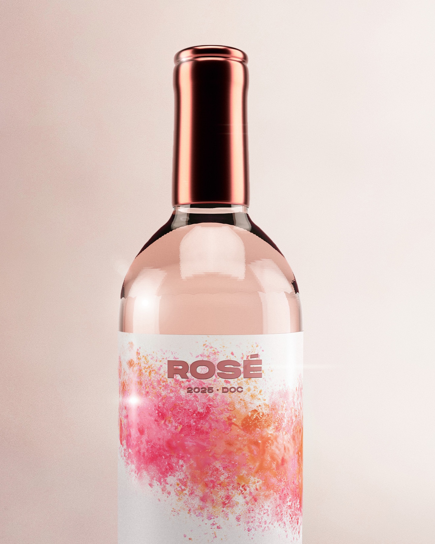 Garrafa de vinho rosé com rótulo de pigmento rosa e laranja